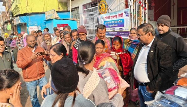 वितरण करते लोग वितरण करते लोग