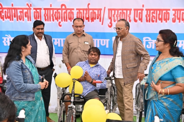 दिव्यांगजनों को व्हीलचेयर प्रदान करते हुए कुरुद विधायक अजय चंद्राकर।