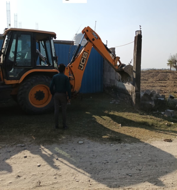 सज्जनपुर पीली में जमीन मुक्त करते हुए सज्जनपुर पीली में जमीन मुक्त करते हुए