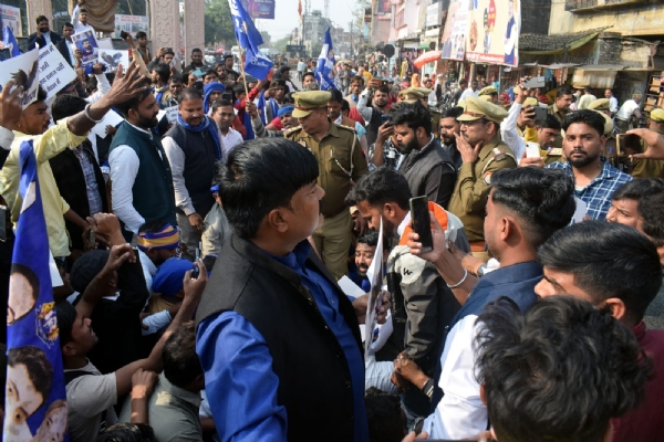 लालबाग चौराहा पर बैठे आजाद समाज पार्टी व भीम आर्मी के कार्यकर्ता