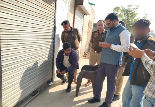 मुन्नावाली में मेडिकल स्टोर को सील करती टीम। मुन्नावाली में मेडिकल स्टोर को सील करती टीम।