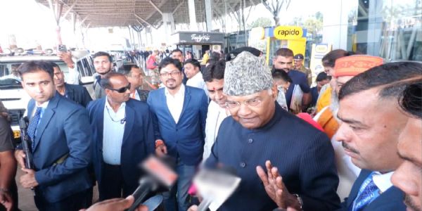 रायपुर एयरपोर्ट में पूर्व राष्ट्रपति रामनाथ कोविंद