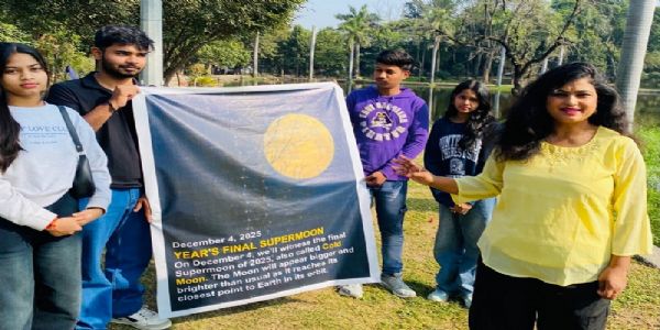 पूर्णिमा पर दिखने वाले सुपरमून की जानकारी देते हुए सारिका