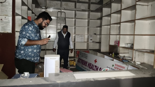 औषधि निरीक्षक राजेश कुमार बरेली में अवैध दवा बिक्री की जांच करते हुए।