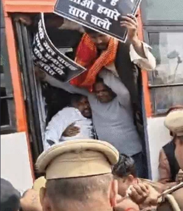 सपा प्रदर्शनकारियों को बस में भरते हुए पुलिसकर्मी सपा प्रदर्शनकारियों को बस में भरते हुए पुलिसकर्मी