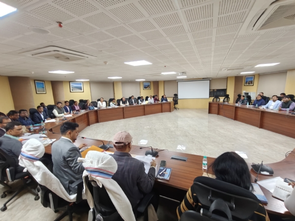 अधिकारियों संग बैठक करते उपायुक्त अधिकारियों संग बैठक करते उपायुक्त