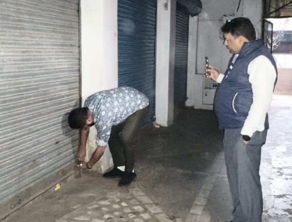 औषधि निरीक्षक राजेश कुमार बरेली में अवैध दवा बिक्री की जांच करते हुए।