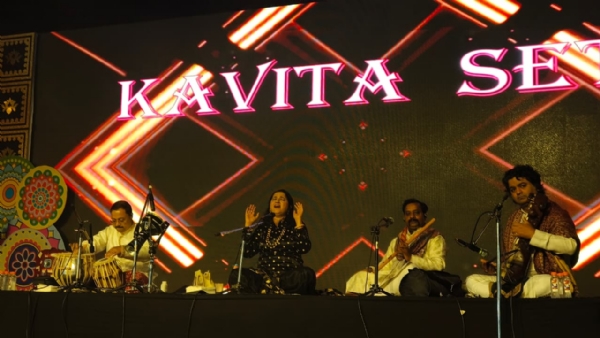 अशोकनगर: कविता सेठ की गायकी पर झूमे लोग