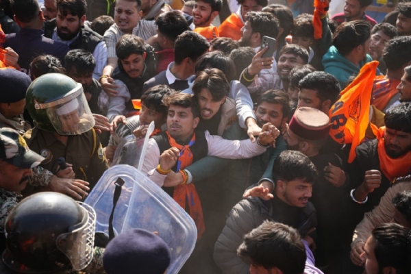 प्रदर्शन के दौरान पुलिस कर्मी एवीबीपी कार्यकर्ताओं को रोकते हुए। प्रदर्शन के दौरान पुलिस कर्मी एवीबीपी कार्यकर्ताओं को रोकते हुए।