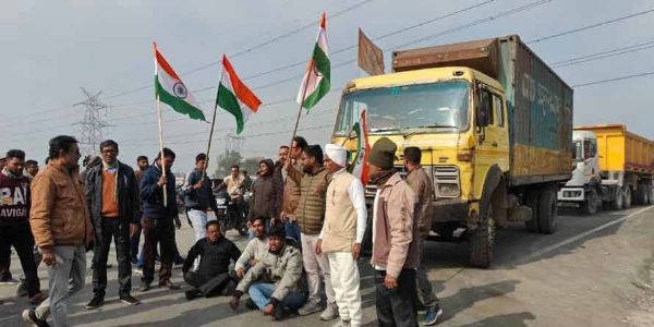 घोजाडांगा सीमा पर बांग्लादेश जा रहे ट्रकों को रोकते प्रदर्शनकारी घोजाडांगा सीमा पर बांग्लादेश जा रहे ट्रकों को रोकते प्रदर्शनकारी