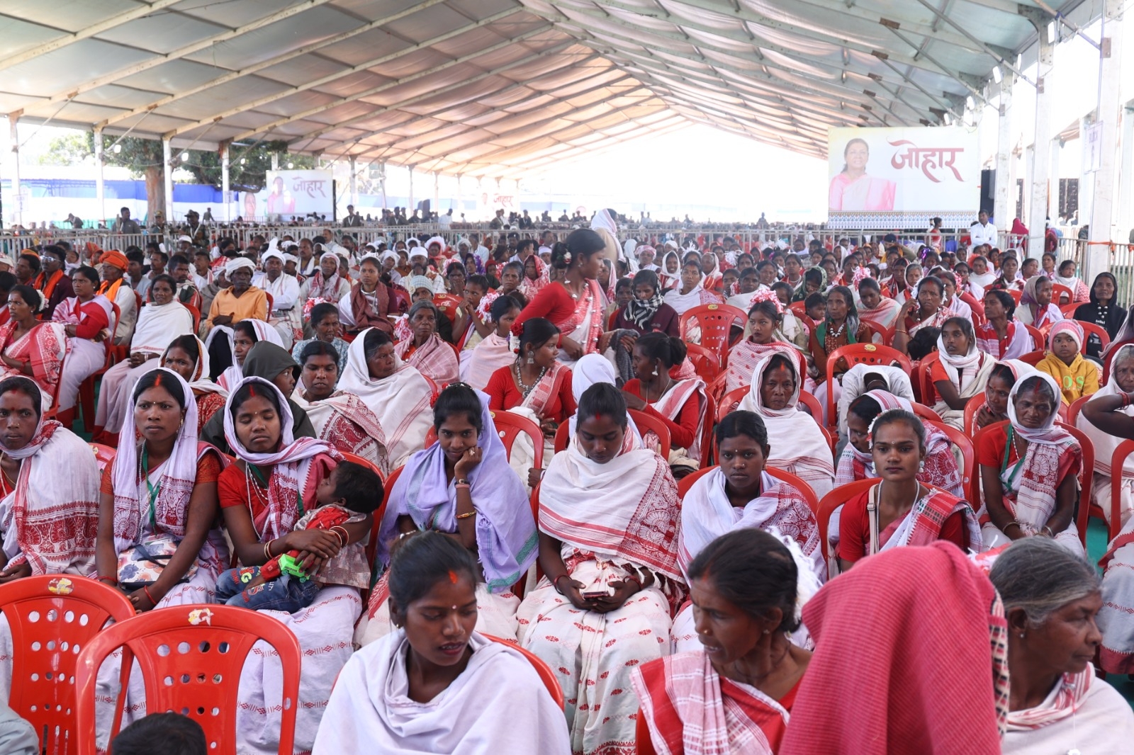 शंख नदी के बैरियर बगीचा में आयोजित कार्यक्रम में उपस्थित श्राेतागण।