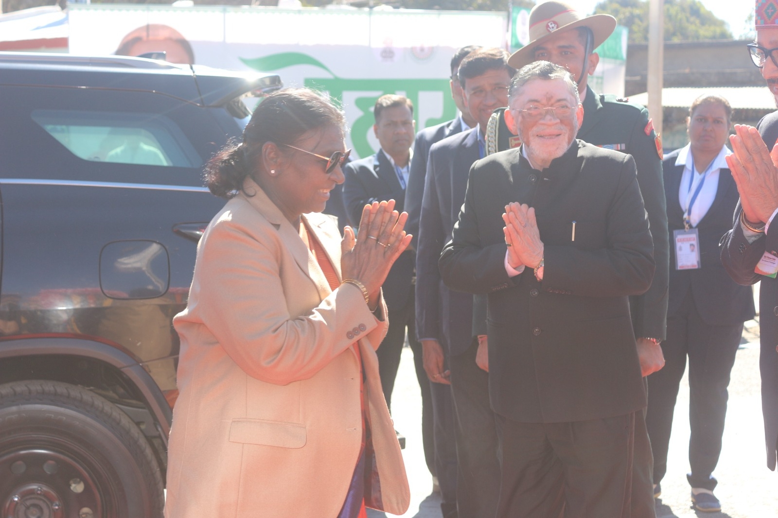 राष्ट्रपति द्रौपदी मुर्मू  का अभिवादन करते हुए झारखंड के राज्यपाल संतोष गंगवार।