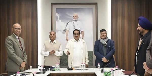 जल सेवा आंकल पोर्टल का लांच करते सीआर पाटिल