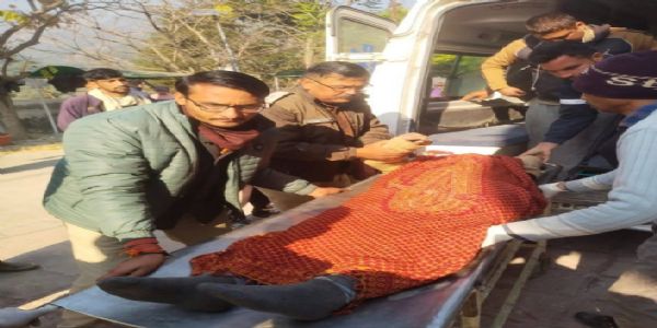 बस दुर्घटना के बाद राहत कार्यों में जुटे लोग बस दुर्घटना के बाद राहत कार्यों में जुटे लोग