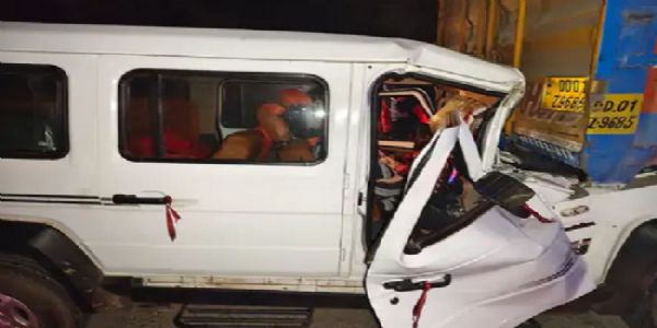 कंटेनर में टकराया श्रद्धालुओं से भरी ट्रैक्स क्रूजर वाहन