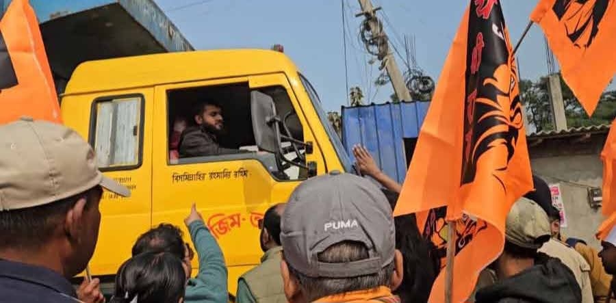 घोजाडांगा सीमा पर बांग्लादेश जा रहे ट्रकों को रोकते प्रदर्शनकारी घोजाडांगा सीमा पर बांग्लादेश जा रहे ट्रकों को रोकते प्रदर्शनकारी