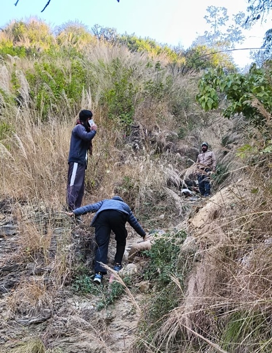 यह हादसा अल्मोड़ा जिले के भिकियासैंण-विनायक मार्ग पर हुआ है। राहत और बचाव कार्य अभियान शुरू किया गया।