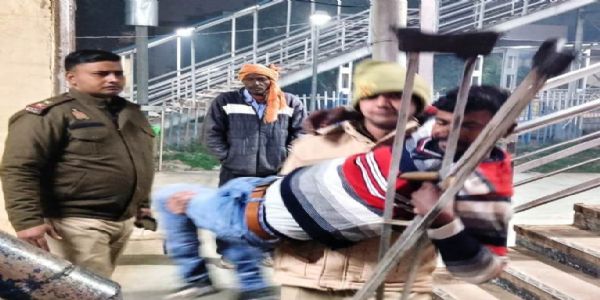 जीआरपी का सराहनीय मानवीय कार्य, दिव्यांग यात्री को गोद में उठाकर सुरक्षित ट्रेन में बैठाया