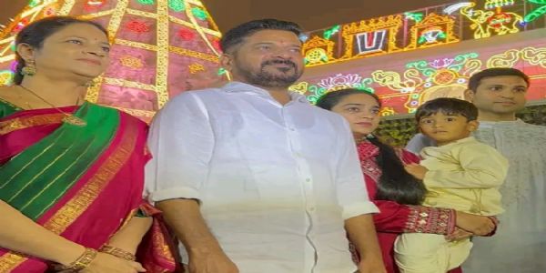 रेवंथ रेड्डी परिवार के साथ 2. केंद्र मंत्री रामबाण नायडू