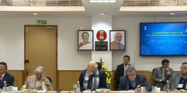 प्रधानमंत्री नरेन्द्र मोदी मंगलवार को नीति आयोग में अर्थशास्त्रियों के साथ बजट-पूर्व परामर्श बैठक की अध्यक्षता करते हुए