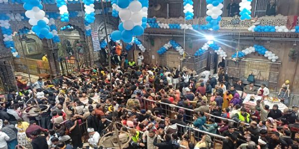 कैप्शनः भक्तों का सैलाब बांकेबिहारी मंदिर में कैप्शनः भक्तों का सैलाब बांकेबिहारी मंदिर में