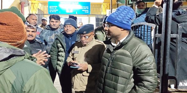 जिलाधिकारी चमोली गौरव कुमार एवं पुलिस अधीक्षक सुरजीत सिंह पंवार जिला अस्पताल गोपेश्वर में।