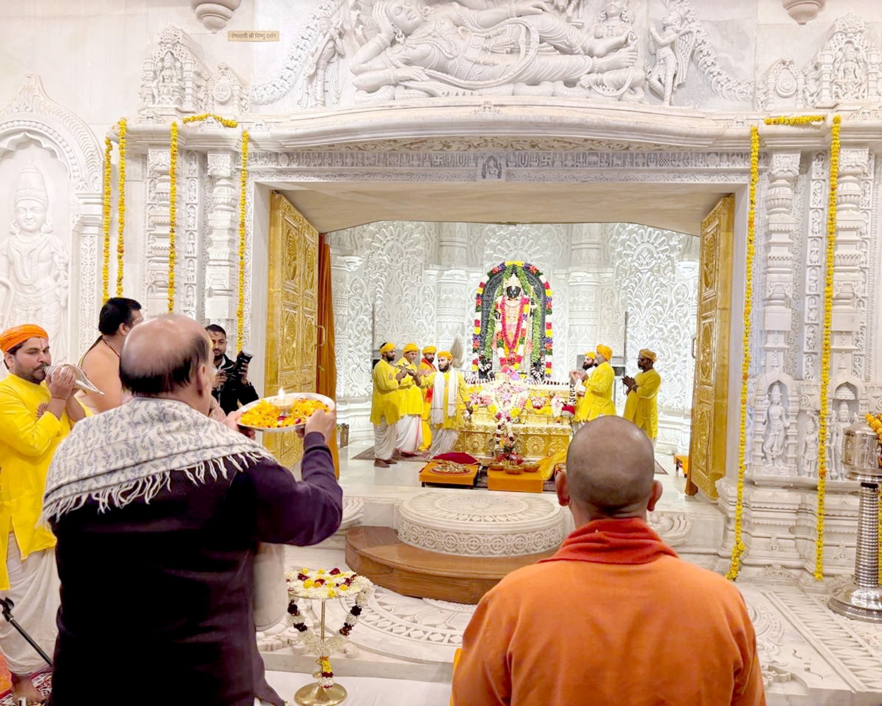 आरती करते हुए रक्षा मंत्री