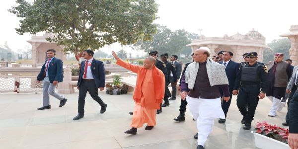 राम जन्मभूमि में दर्शन के बाद मुख्यमंत्री व रक्षा मंत्री ने श्रद्धालुओं का किया अभिवादन