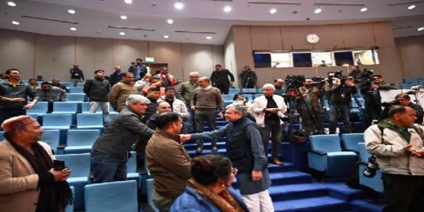 केंद्रीय मंत्री अश्विनी वैष्णव बुधवार को पत्रकारों से मुलाकात करते हुए