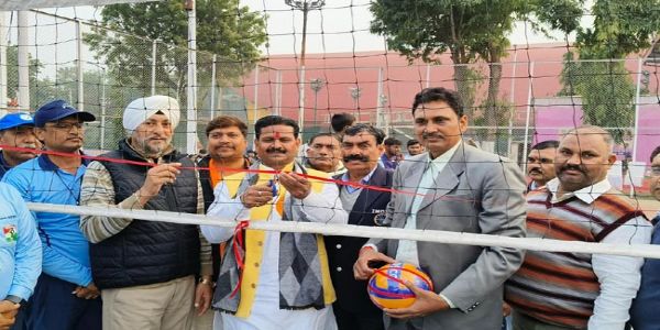 उद्घाटन करते महापौर