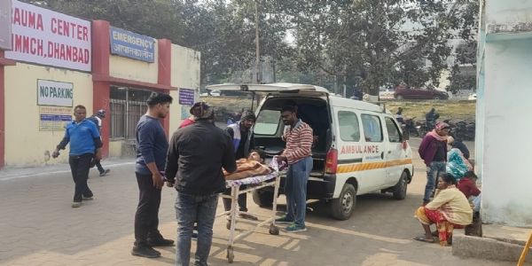 पिकअप वैन की ट्रक से भीषण टक्कर, तीन गंभीर