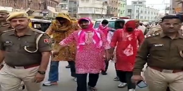 पुलिस की सख्त कार्रवाई, टॉप–10 वांछित अपराधी गिरफ्तार, सरेबाजार निकाला जुलूस