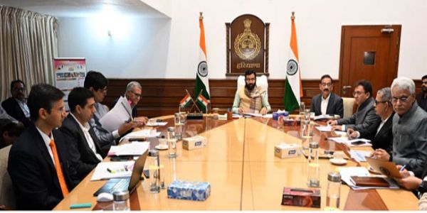 सड़क मरम्मत की शिकायताें में कोताही पर अधिकारियों पर गिरी गाज