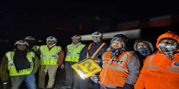 धनबाद डीआरएम ने किया घाट सेक्शन का रात्रिकालीन औचक फुट निरीक्षण