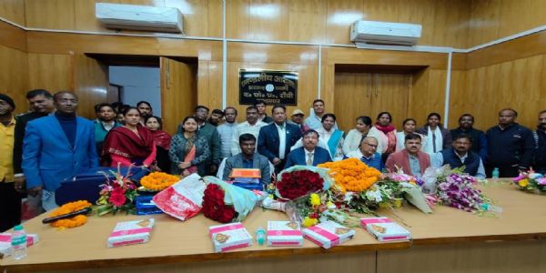 प्रमंडलीय आयुक्त अंजनी मिश्र की सेवानिवृत्ति पर दी गई भावपूर्ण विदाई