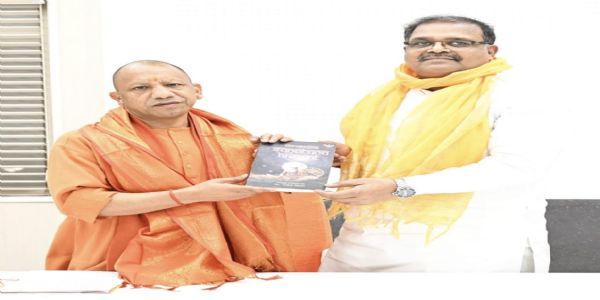 मुंबई भाजपा के प्रदेश उपाध्यक्ष अमरजीत मिश्र ने सीएम योगी से की भेंट