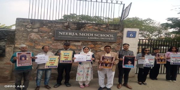 नीरजा मोदी स्कूल की सीबीएसई मान्यता रद्द होने पर संयुक्त अभिभावक संघ ने पटाखे फोड़ मनाया जश्न