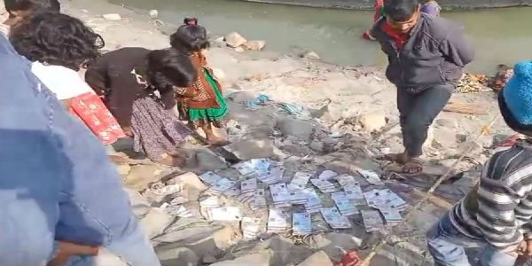 बोरी भर आधार-बैंक दस्तावेज जलाने का आरोप