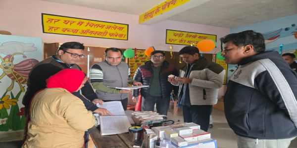 डीएम की सख्ती : लापरवाही पर आंगनवाड़ी कार्यकत्री,एएनएम पर कार्यवाही