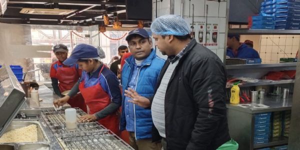 बरेली में बिना लाइसेंस मीट शॉप सील, नववर्ष से पहले होटल-रेस्टोरेंटों की सघन जांच