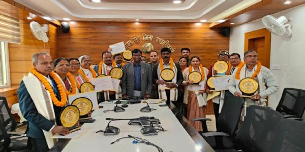 उपायुक्त ने 12 सेवानिवृत शिक्षकों को दी विदाई