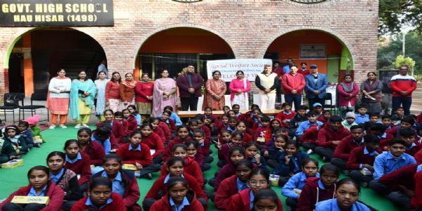 हिसार : बच्चों के चेहरे पर मुस्कान लाना पुण्य कार्य : संतोष कुमारी