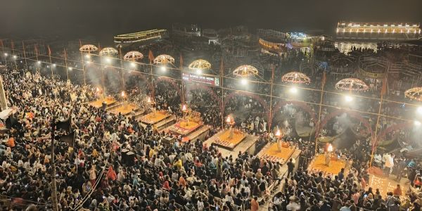 वाराणसी : साल के अंतिम दिन दशाश्वमेघ घाट पर गंगा आरती में उमड़ा आस्था का सैलाब