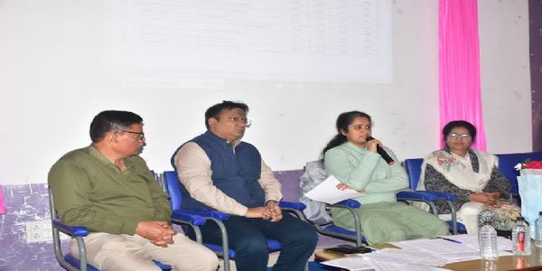 जिन विद्यालयों में अभी तक कोर्स पूर्ण नहीं, वे तत्काल कोर्स पूर्ण करें : कलेक्टर