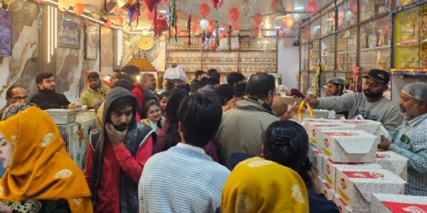 घड़ी की टिक-टिक के साथ बढ़ती धड़कने, 2026 के स्वागत में सीतापुर बना जश्न का शहर