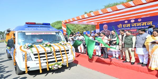 रायपुर : मुख्यमंत्री साय ने 57 मोबाइल मेडिकल यूनिट वाहनों को दिखाई हरी झंडी