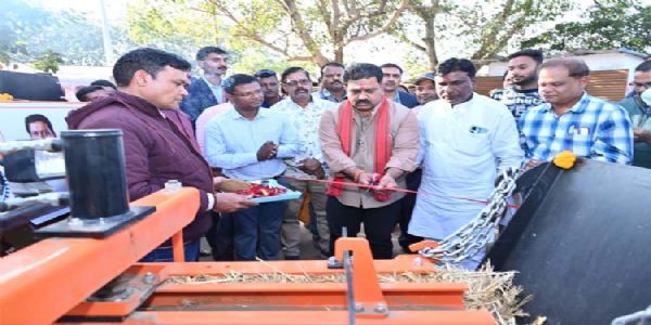 उप मुख्यमंत्री विजय शर्मा ने दाे स्क्वायर बेलर मशीनों का किया लोकार्पण