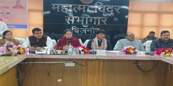 प्रभारी मंत्री कपिल देव अग्रवाल ने बिजनौर में सभी विभागों की बिंदुवार समीक्षा की