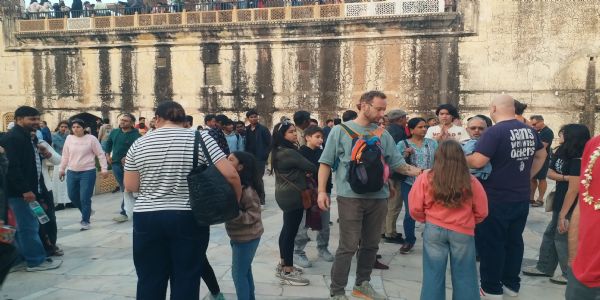 नववर्ष के जश्न में डूबी पिंकसिटी: पर्यटक स्थलों पर उमड़ा सैलानियों का हुजूम