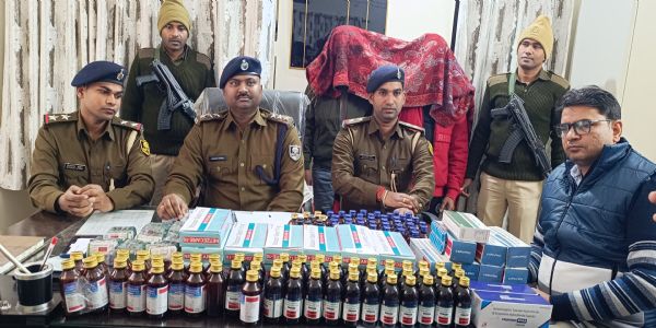 भारी मात्रा में प्रतिबंधित नशीली दवा के साथ दो युवक हिरासत में